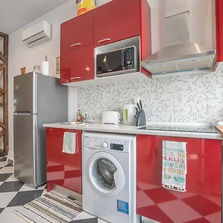 Cais Do Sodre - Nearby Pink Street, Time Out Market By Ld *